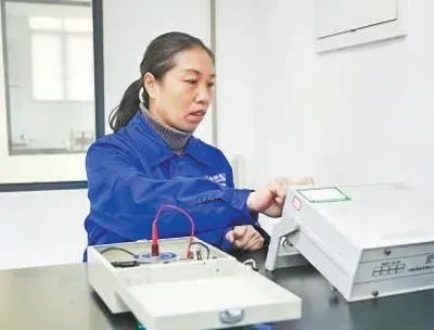【特別關(guān)注】精準(zhǔn)切削 細(xì)致檢測——走進(jìn)全國五一勞動(dòng)獎(jiǎng)?wù)芦@得者金杯電纜李艷的故事
